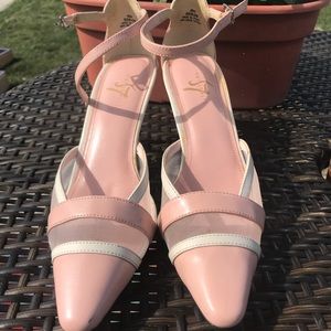 Life Stride pink and white pump